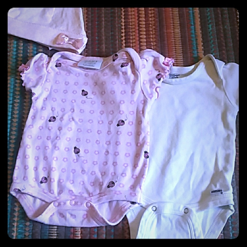 Two onsies 0-3 m